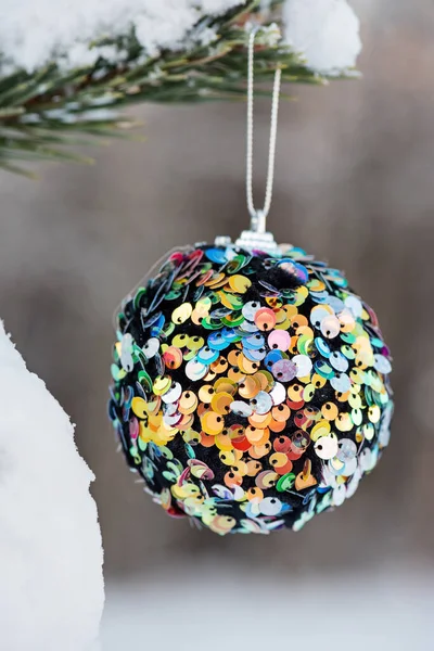 Opknoping Multi Gekleurde Glitter Kerstbal Sparren Wazig Achtergrond — Stockfoto