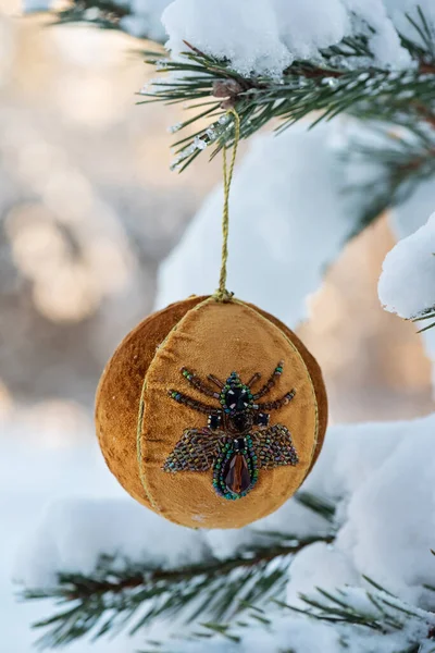 Spruce Asılı Turuncu Noel Balosu Bulanık Arka Plan — Stok fotoğraf