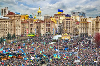 Kiev, Ukrayna - 1 Aralık 2013: Ukrayna 'nın Avrupa Birliği ile ortaklığı ve demokrasi için Kyiv' deki Bağımsızlık Meydanı 'nda Grev. Ukrayna, Kyiv 'deki Meydan Nezalezhnosti' de toplantı