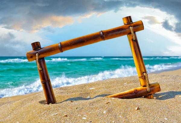 夏日的风景 阳光明媚的时候 在热带海岸的沙滩上挂着竹子相框 — 图库照片