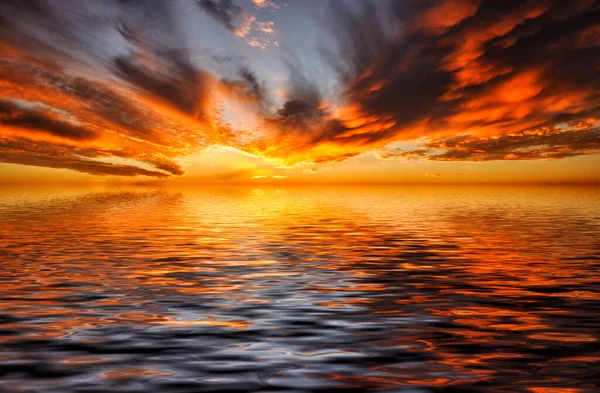 Огненный Закат Над Волнистым Океаном Летним Вечером Тропиках — стоковое фото