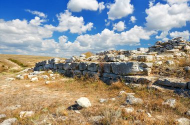 Dzhangul yolu yakınlarındaki Büyük Castel Körfezi kıyısında antik bir Roma binasının kalıntıları. Batı Kırım 'ın kıyı bozkırlarında sıcak bir yaz günü. Tarkhankut Yarımadası, Kırım, Ukrayna