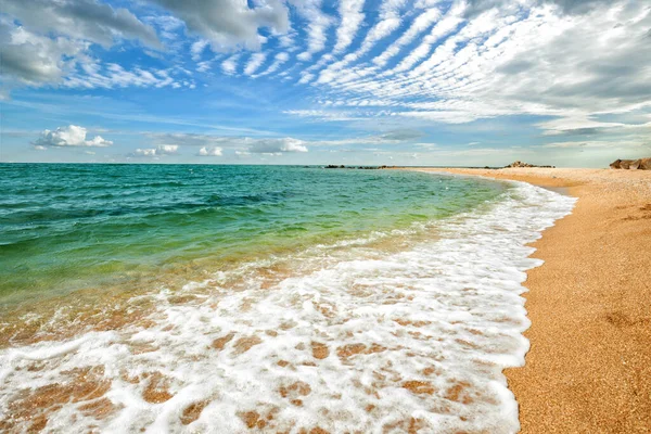 아름다운 하늘을 배경으로 모래가 해변을 이루고 해안의 낭만적 — 스톡 사진