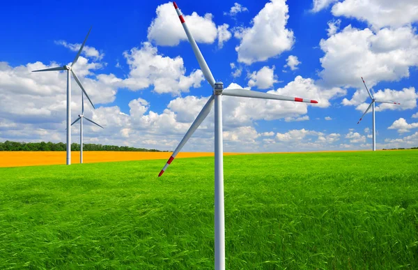 Turbine Eoliene Câmp Grâu Verde Cer Albastru Nori Albi Energie — Fotografie, imagine de stoc