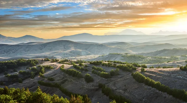 Schöne Abendlandschaft Des Krimgebirges Bei Sonnenuntergang Mit Dem Karadag Gebirge — Stockfoto
