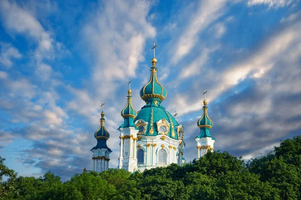 基辅圣安德鲁教堂的黄金地段与基辅戏剧性的天空相映成趣 乌克兰首都基辅 — 图库照片