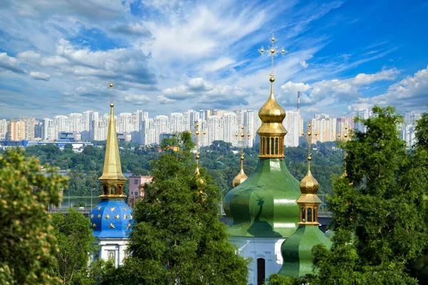 景色宜人的城市景观 有着古老的维多比茨基修道院 第聂伯河和位于基辅的现代高层建筑 乌克兰首都基辅 — 图库照片