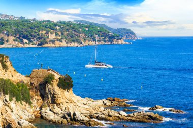 Akdeniz manzarası ve güneşli bir günde Lloret de Mar şehrindeki dağlar. Costa Brava, Girona, Katalonya, İspanya                               