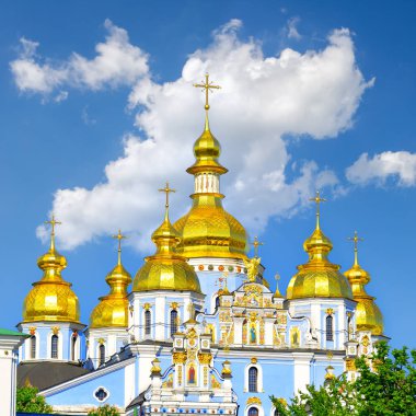 Kiev 'deki St. Michael Katedrali' nin Altın Kubbeleri mavi gökyüzüne karşı. Güneşli bir günde Ukrayna 'nın başkenti, Kyiv.