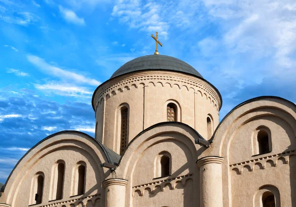 在基辅的蓝天的映衬下 位于波迪尔上的圣母玛利亚教堂的庇罗霍夏多米翁的领地 乌克兰基辅 — 图库照片