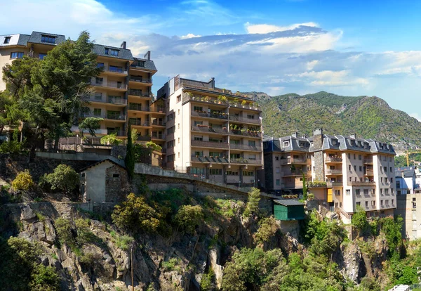 Festői Városkép Andorra Vella Városáról Lakóházak Sziklákon Hegyvonulat Kék Ellen — Stock Fotó