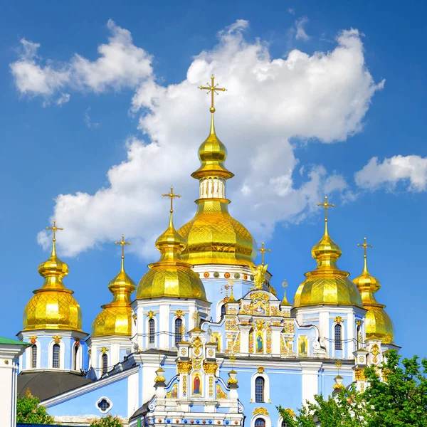 Złote Kopuły Katedry Michała Kijowie Przeciwko Błękitnemu Niebu Słoneczny Dzień — Zdjęcie stockowe