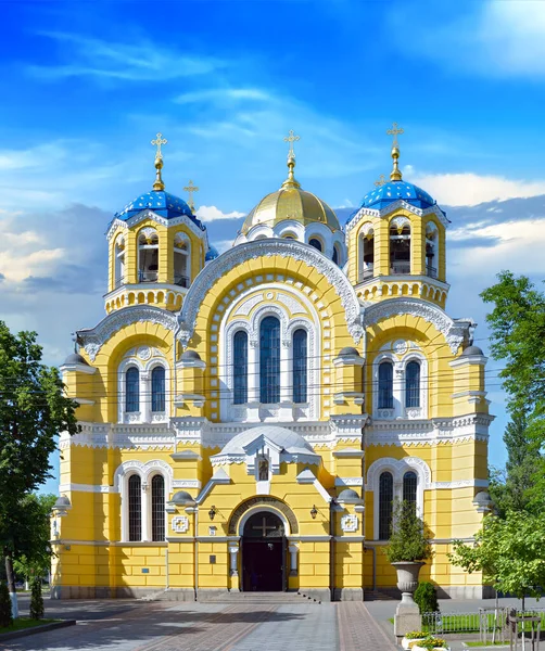 晴れた日に青い空に対してキエフの聖ヴォロディミール大聖堂の景色 ウクライナの首都キエフ — ストック写真