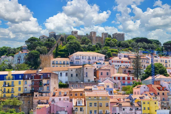 Άποψη Των Πολύχρωμων Κατοικιών Και Αρχαίο Κάστρο Του Castelo Jorge — Φωτογραφία Αρχείου