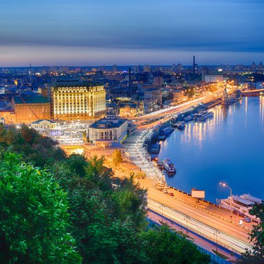 Güzel manzarasına Dinyeper nehir, nehir istasyonu, Havana Köprüsü ve Naberezhno-Kreschatitska street Kiev, Ukrayna. Kiev gece Panoraması