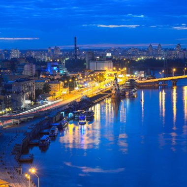 Dinyeper Nehri 'nin manzarası ve Ukrayna' nın başkenti Kiev 'deki Podil' in tarihi bölgesi. Gece Kyiv