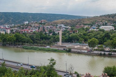 Gürcistan 'ın Eski Tiflis kentindeki Kura Nehri' nin (Mtkvari) manzarası. Tiflis Kafkas bölgesinin popüler bir turizm beldesidir..