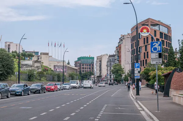 Tiflis, Gürcistan Temmuz 2024: Güzel şehir manzarası. Tiflis Kafkasya bölgesinde popüler bir turizm merkezidir..