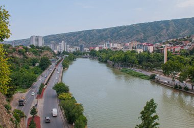 Gürcistan 'ın Eski Tiflis kentindeki Kura Nehri' nin (Mtkvari) manzarası. Tiflis Kafkas bölgesinin popüler bir turizm beldesidir..