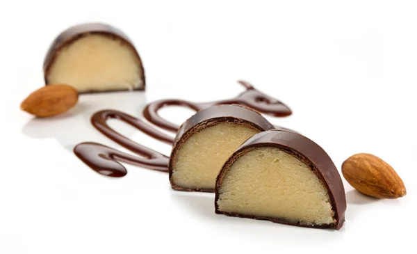 Pedaços Maçapão Molho Chocolate Isolado Fundo Branco — Fotografia de Stock