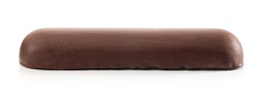 Beyaz arka planda izole edilmiş çikolatayla kaplı badem ezmesi.