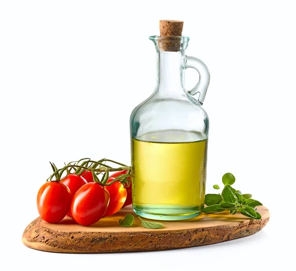 Olivolja Och Tomater Trä Skärbräda Isolerad Vitt — Stockfoto