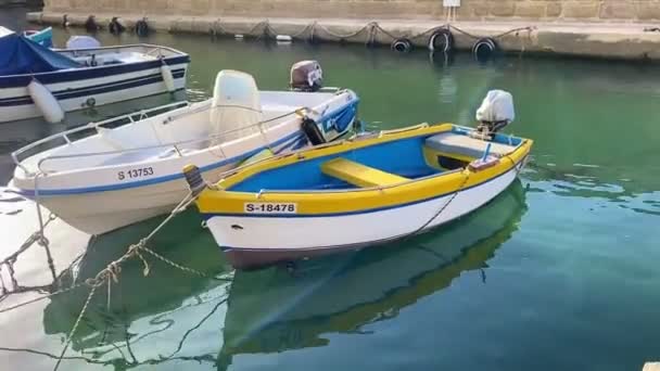 Човном Пливуть Хвилі Затоці Мальти Мальта — стокове відео