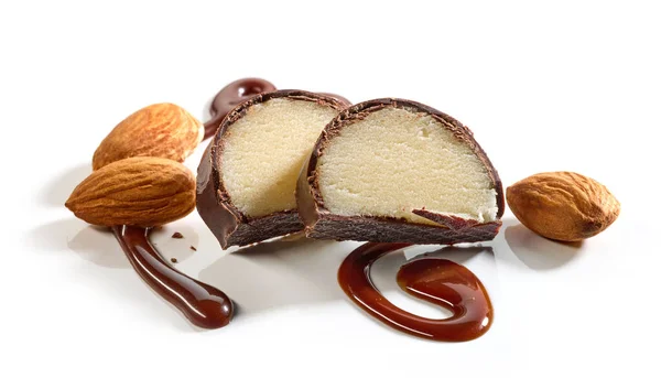 从白色背景中分离出来的杏仁和巧克力混合料 — 图库照片