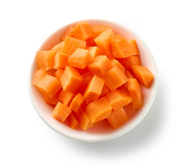 Чаша Свежей Сырой Морковки Кубики Изолированы Белом Фоне Вид Сверху — стоковое фото