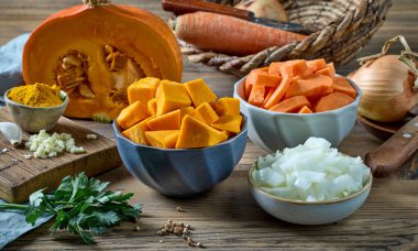 Sağlıklı balkabağı kremalı çorba yapmak için çeşitli taze vejetaryen yemek malzemeleri.