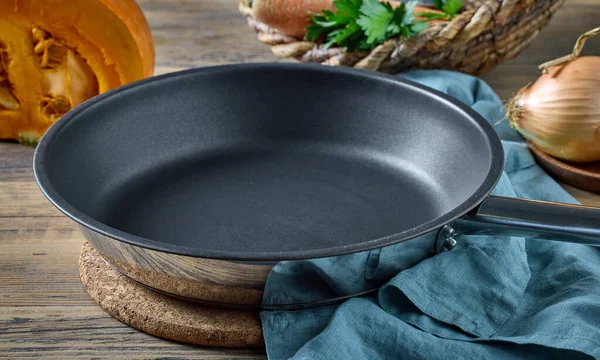 Empty Clean Frying Pan Wooden Kitchen Table — Stock Photo, Image