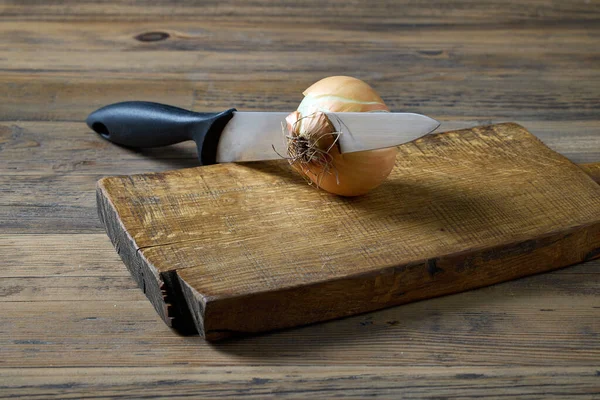 Cebolla Dulce Fresca Cruda Sobre Tabla Cortar Madera — Foto de Stock