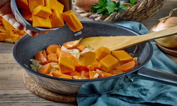 Świeże Surowe Krojone Dynie Patelni Proces Przygotowywania Zupy Warzywnej — Zdjęcie stockowe