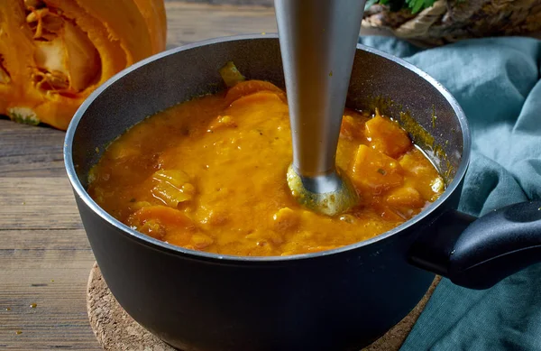 Haşlanmış Sebzeleri Karıştırma Süreci Kabak Kremalı Çorba Kırsal Mutfak Masasında — Stok fotoğraf