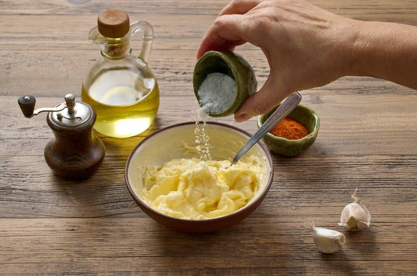 Adicionar Sal Tigela Manteiga Batida Ingredientes Manteiga Alho Mesa Cozinha — Fotografia de Stock