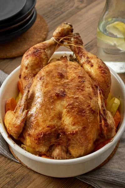 Gebratenes Huhn Und Gemüse Auf Hölzernem Küchentisch — Stockfoto