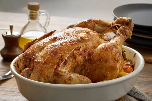 Ψητό Κοτόπουλο Και Λαχανικά Ξύλινο Τραπέζι Κουζίνας — Φωτογραφία Αρχείου