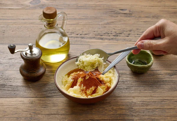 在一碗辛辣的黄油中加入烤大蒜 烤鸡的制作方法 — 图库照片