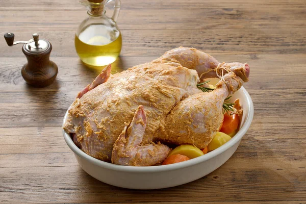 Baharatlı Tereyağı Sebzelerle Kaplı Çiğ Tavuk Ahşap Mutfak Masasında Kızarmış — Stok fotoğraf