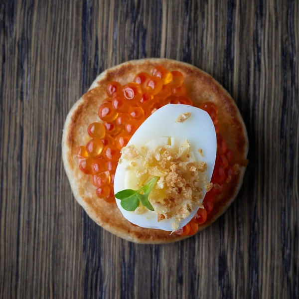 Panqueque Con Caviar Rojo Huevo Hervido Mesa Madera Vista Superior —  Fotos de Stock