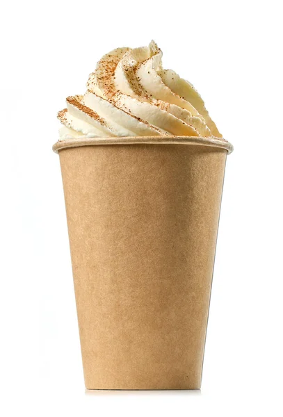 白を基調としたホイップクリームとシナモンで飾られたカップを奪うカボチャのラテコーヒードリンク — ストック写真