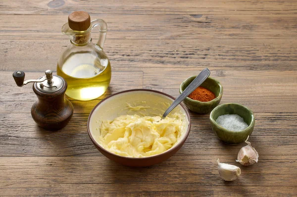 Tigela Manteiga Batida Mesa Cozinha Madeira — Fotografia de Stock