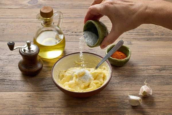 Salz Eine Schüssel Mit Geschlagener Butter Geben Knoblauchbutter Auf Hölzernem — Stockfoto