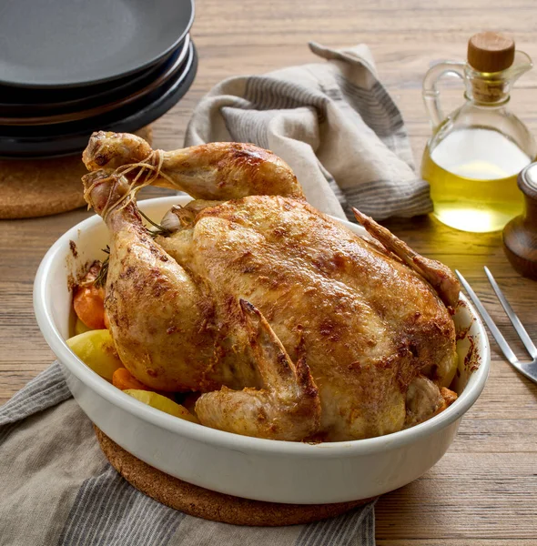 Świeżo Pieczony Cały Kurczak Stole Kuchennym — Zdjęcie stockowe