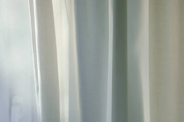 Perdeler Güneşli Kış Penceresinin Önünde Asılı — Stok fotoğraf