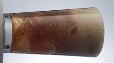 Buzlu taze, köpüklü bir bardak kola.