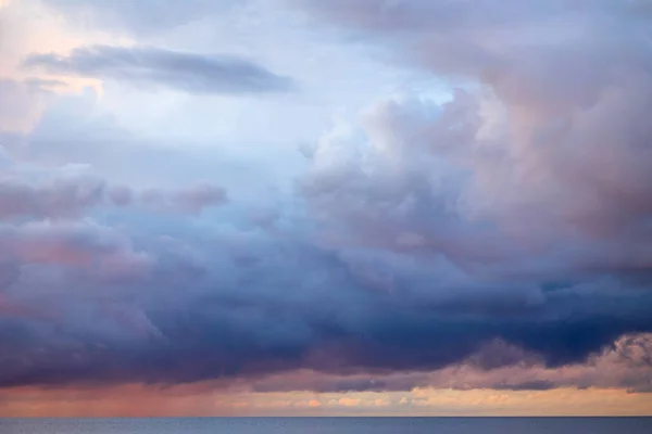 Stormachtige Wolken Bij Zonsondergang Kleuren — Stockfoto