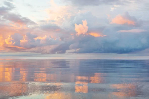 Mooie Kleurrijke Wolken Bij Zonsondergang Boven Zee — Stockfoto