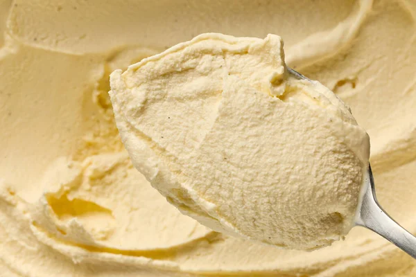 小勺里的自制香草冰淇淋 — 图库照片