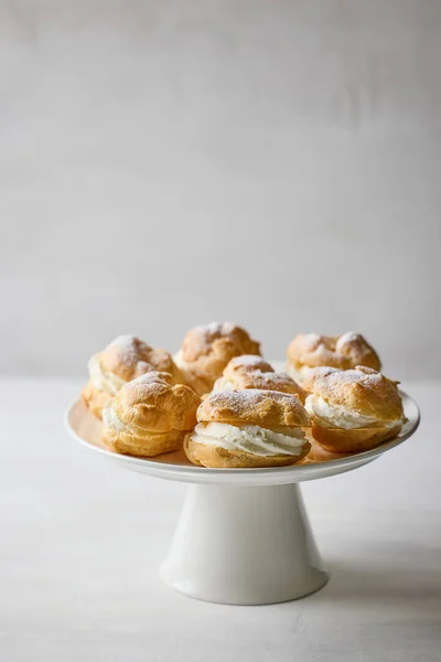 Plate Cream Puffs Decorated Powdered Sugar Light Grey Background — Stock Photo, Image